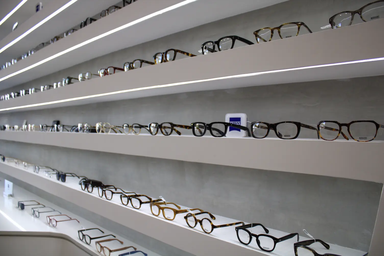 Espacio moderno y tecnología avanzada para el cuidado visual en ZEISS Vision Center Providencia, Guadalajara.
