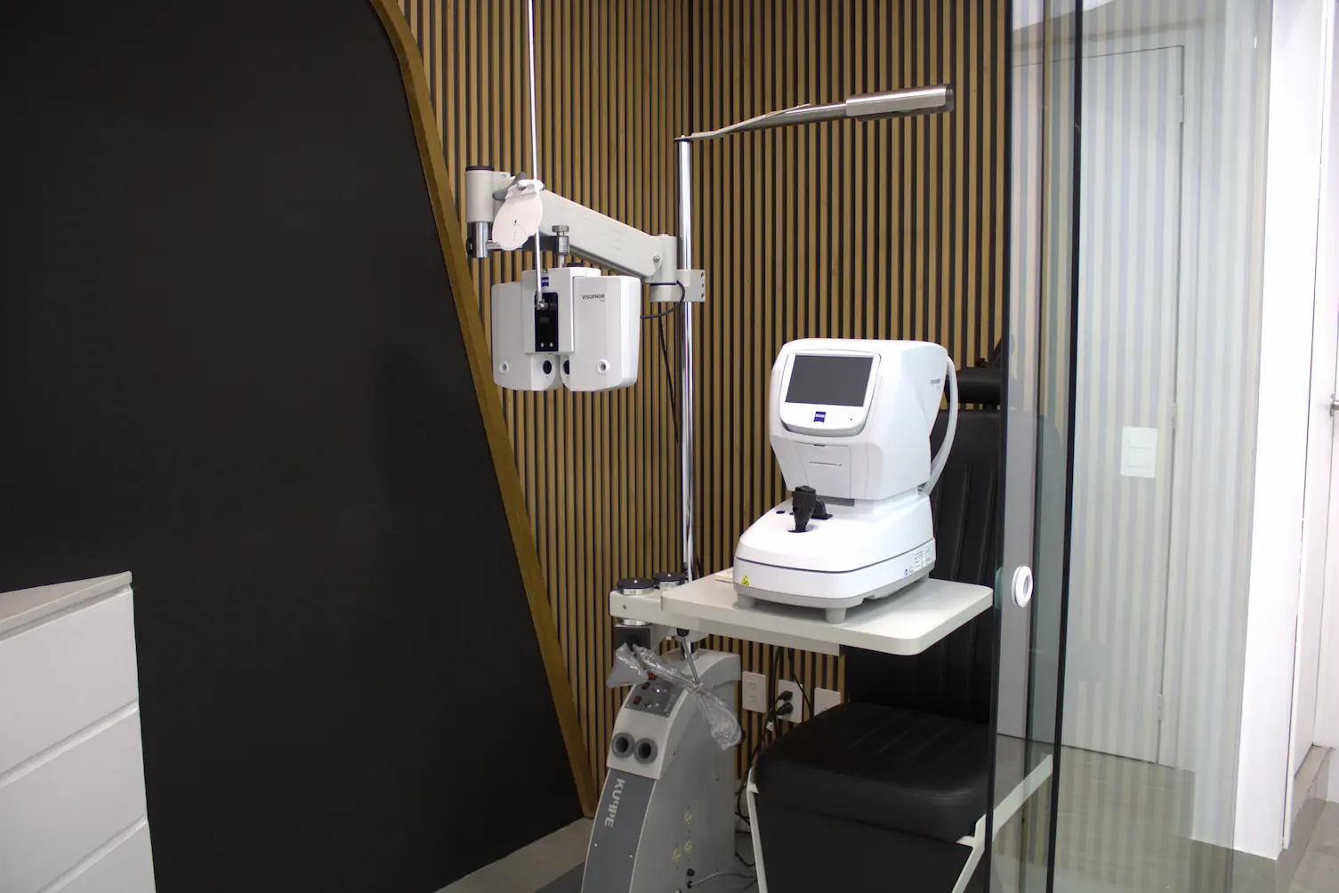 Equipo de diagnóstico de última generación en ZEISS Vision Center Providencia, diseñado para un cuidado visual preciso.